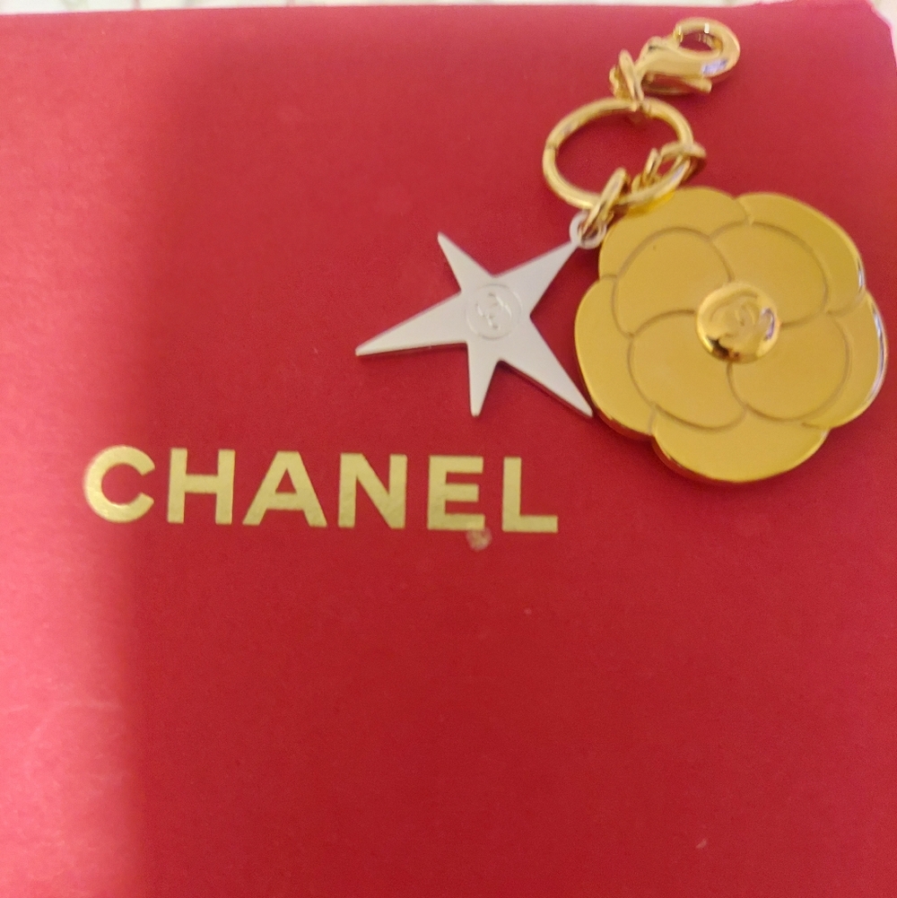 🇨🇵 CHANEL Gold Camellia and Silver Star Keychain - Picture 2 of 3